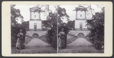 503044 Gezicht op de graftombe van de familie Van Nellesteyn op de Donderberg in de bossen bij Leersum. De dame links ...